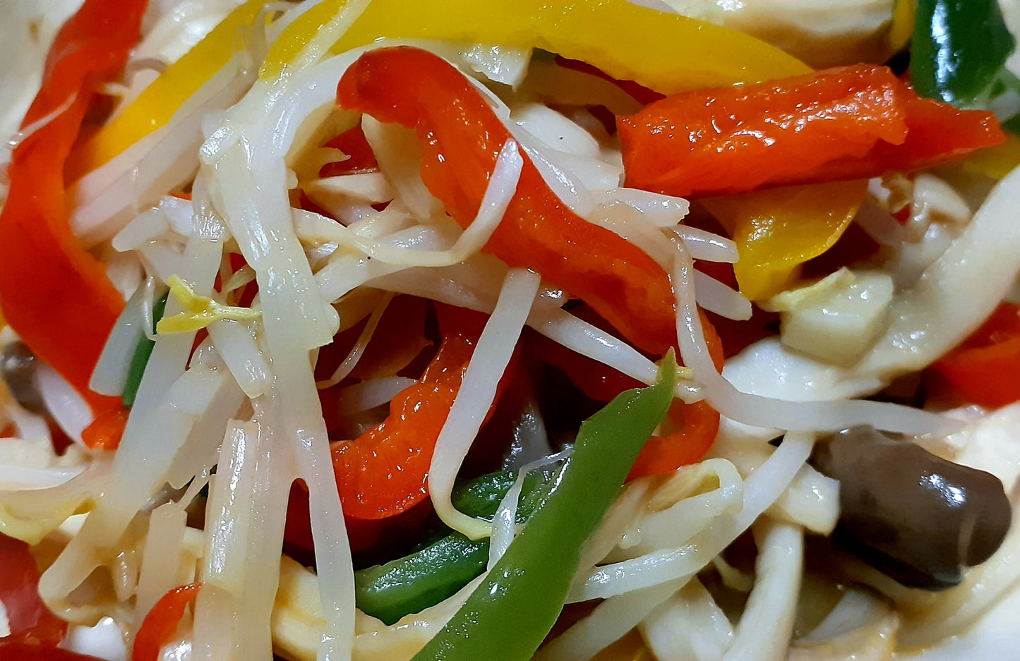 【Still good!】ポップで可愛い!虫食いパプリカのTシャツ-Pastel Bug-bitten Paprika Tee/cotton 100%/size:S-XXL